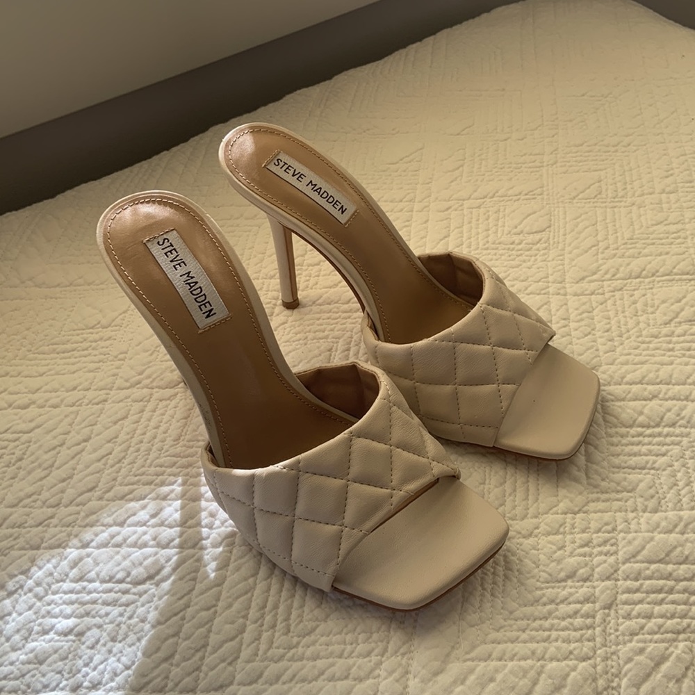 STEVE MADDEN BONE WHITE QUILTED HEELED MULES